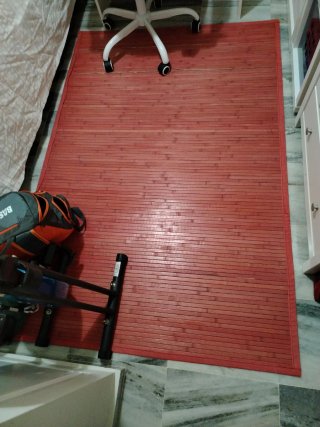 Alfombra de bambú roja, y otra lila, 20e las dos.