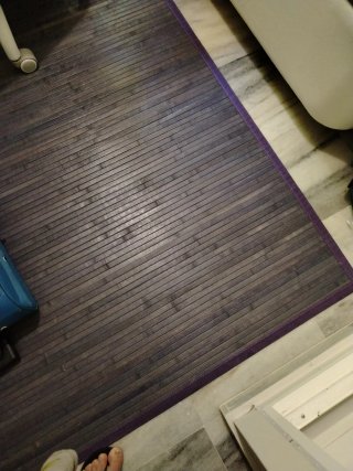 Alfombra de bambú roja, y otra lila, 20e las dos.