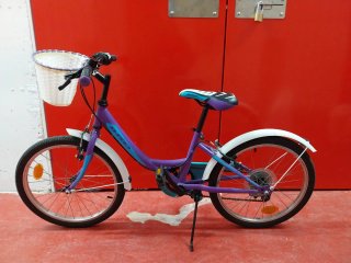 Bicicleta niña morada con cesta