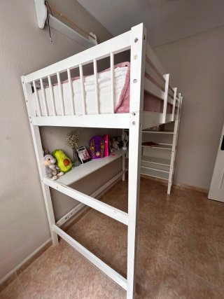 Cama alta con escritorio y estanterías