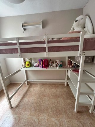 Cama alta con escritorio y estanterías