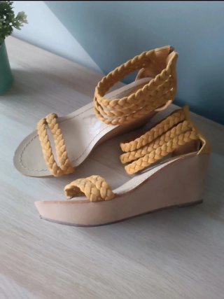 Sandalias cuña Marypaz amarillas