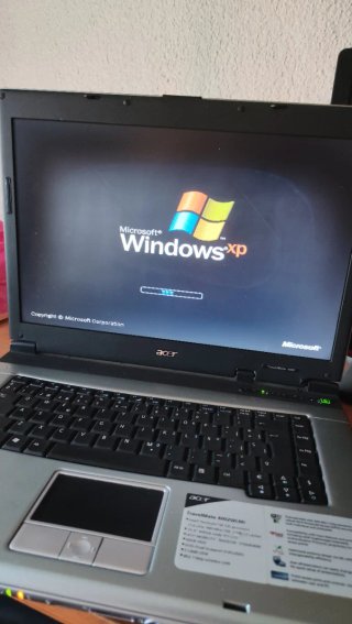 Acer TravelMate 4002WLMi Portátil