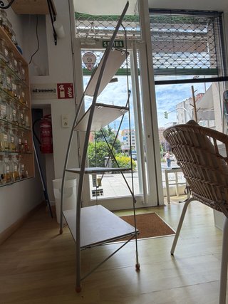 Estantería metálica y madera