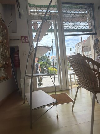 Estantería metálica y madera