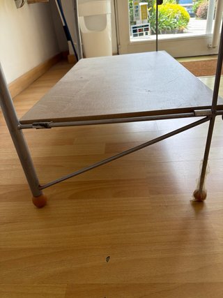 Estantería metálica y madera