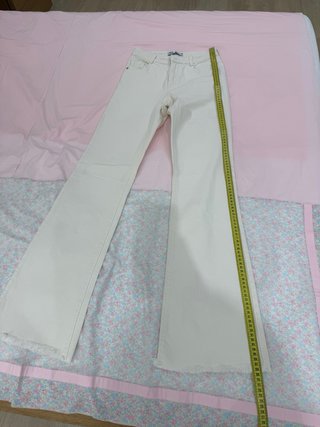 Vaqueros Zara acampanados blanco roto