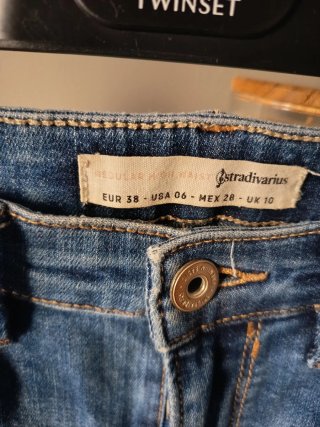 Jeans pitillo elásticos, de Stradivarius.