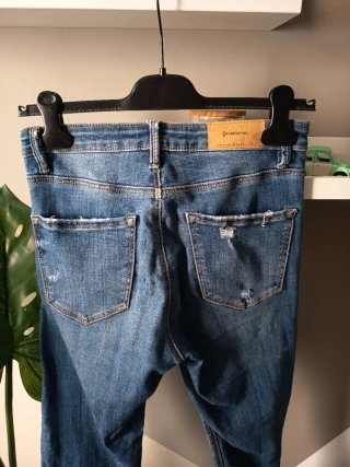 Jeans pitillo elásticos, de Stradivarius.