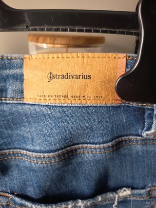 Jeans pitillo elásticos, de Stradivarius.