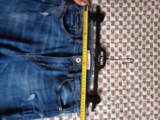 Jeans pitillo elásticos, de Stradivarius.