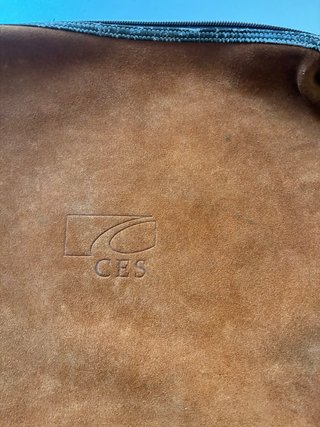 Neceser de piel marrón con logo CES