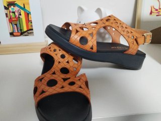 Sandalias Paula Urban Piel Marrón usadas una vez.