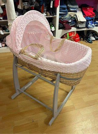 Moisés rosa con soporte