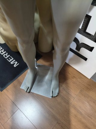 Maniquí de hombre gris