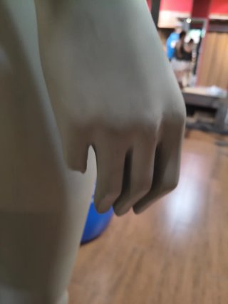 Maniquí de hombre gris