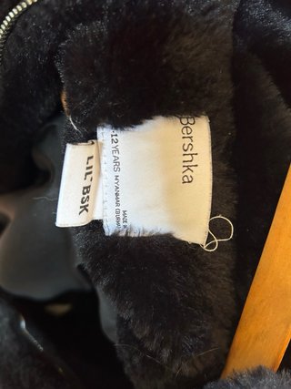 Chaqueta pelo sintético corta Bershka negra