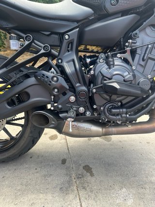 Yamaha MT-07 2024, linea completa akrapovič
