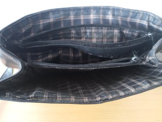 Bolso negro piel con cierre dorado