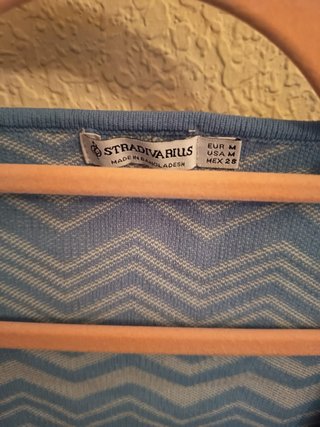 Top STRADIVARIUS Zigzag Azul y Blanco