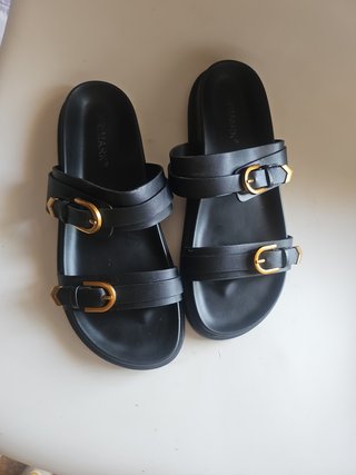 Sandalias negras Primark con hebillas doradas