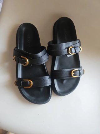 Sandalias negras Primark con hebillas doradas