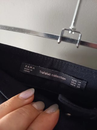 Falda ante negra botones, de Zara Trafaluc.