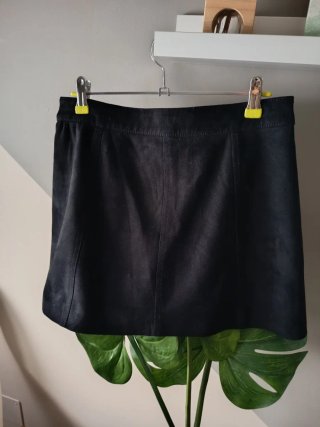 Falda ante negra botones, de Zara Trafaluc.