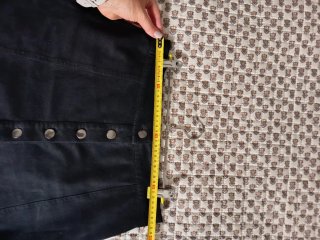 Falda ante negra botones, de Zara Trafaluc.