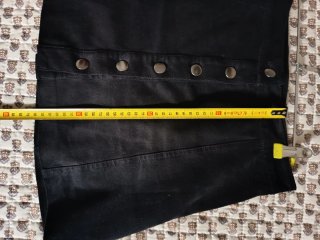 Falda ante negra botones, de Zara Trafaluc.