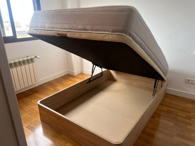 Divano in legno con materassi in memory foam