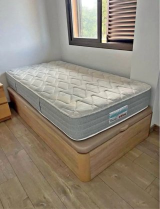 Divano in legno con materassi in memory foam
