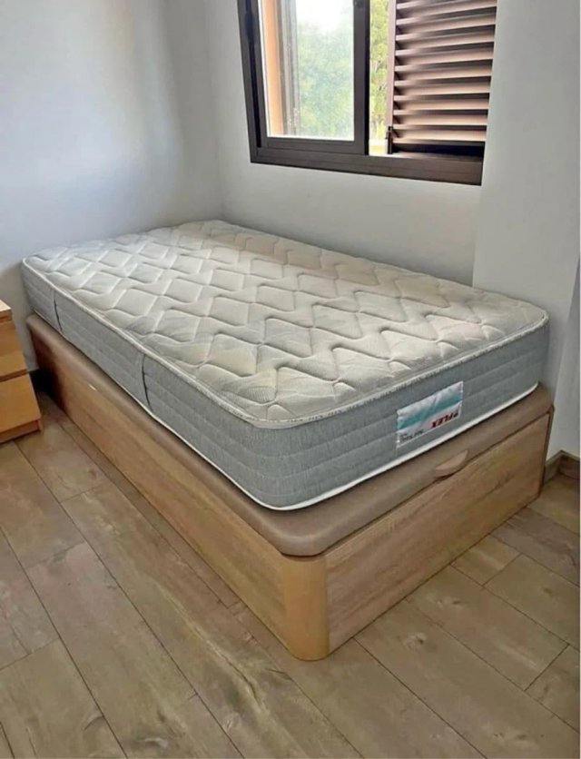 Divano in legno con materassi in memory foam