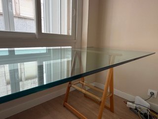 Escritorio ancho de cristal y madera