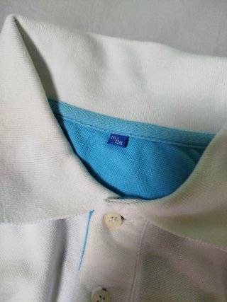 Polo blanco y azul.