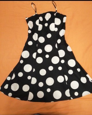 Bonito Vestido negro con lunares blancos