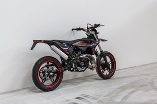 BETA Supermoto Negra y Roja low seat