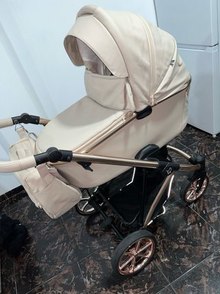 Carro de bebé beige y dorado
