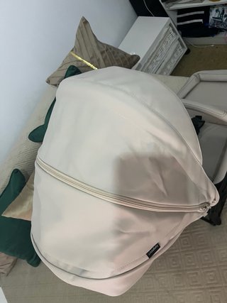 Carro de bebé beige y dorado