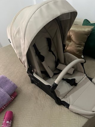 Carro de bebé beige y dorado