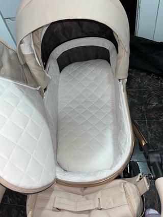 Carro de bebé beige y dorado