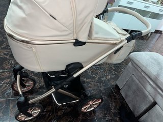 Carro de bebé beige y dorado
