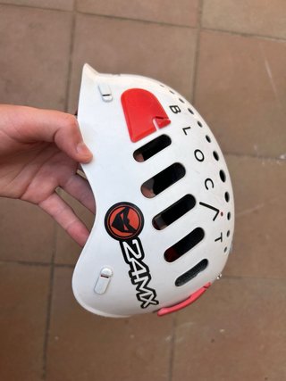 Casco de escalada blanco con pegatinas WILDCOUNTRY