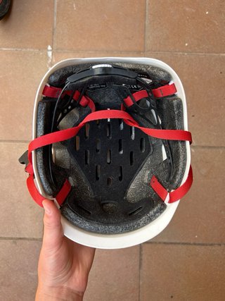 Casco de escalada blanco con pegatinas WILDCOUNTRY