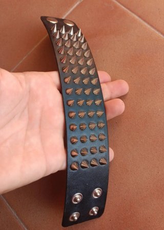 Pulsera de piel con tachuelas punk