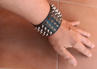Pulsera de piel con tachuelas punk