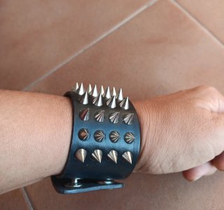 Pulsera de piel con tachuelas punk