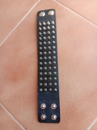 Pulsera de piel con tachuelas punk