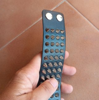 Pulsera de piel con tachuelas punk