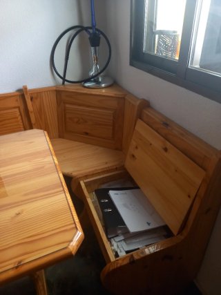 Mesa de comedor de madera con banco